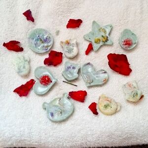 Clearance!! 11 wax melts with different types of flowers inside.